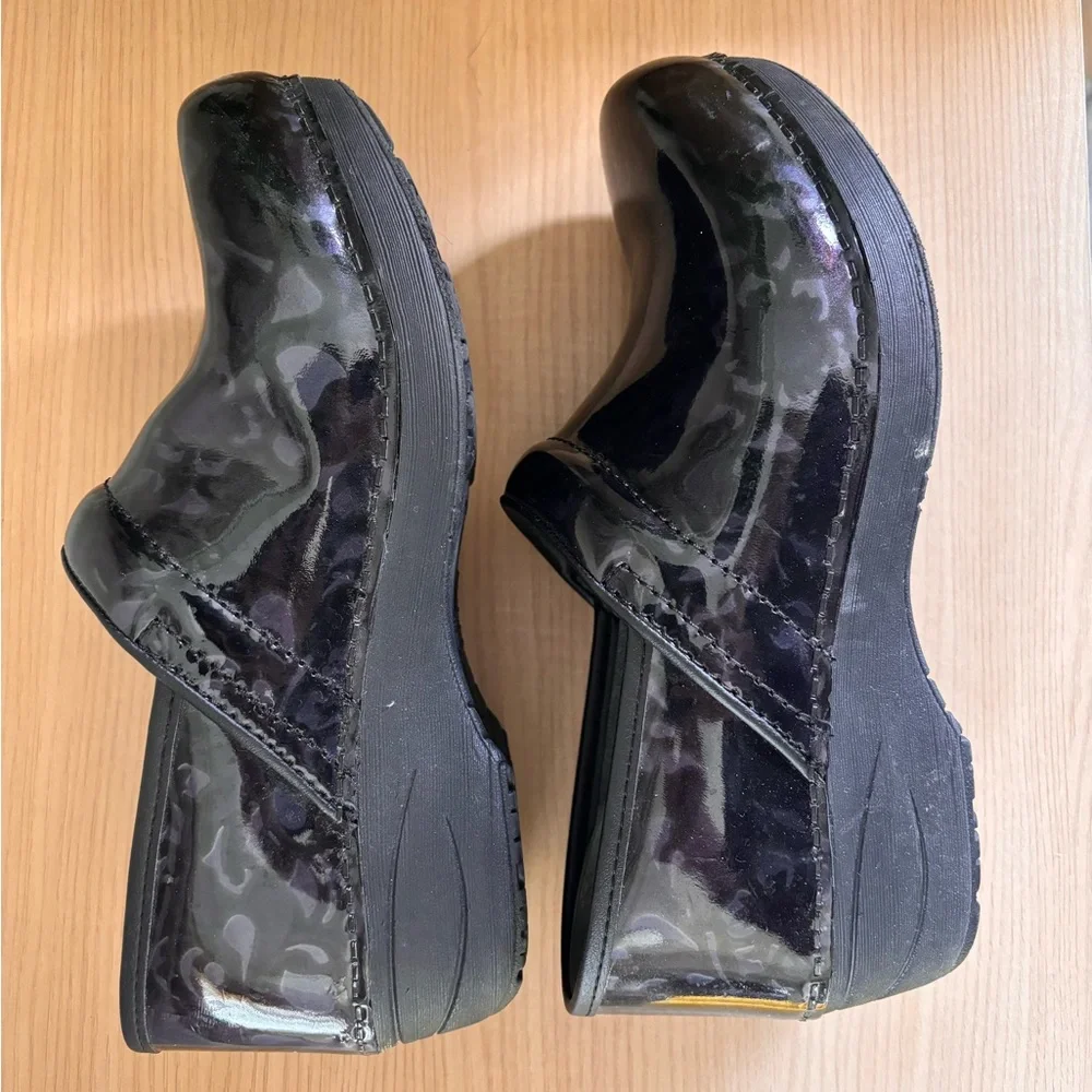 Dansko Women’s size 39 XP 2.0 Patent Floral Clogs - Picture 2 of 6